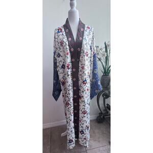 Beautiful Embroidered Floral Beige Satin Kimono Cabernet Couture Women's Size XL